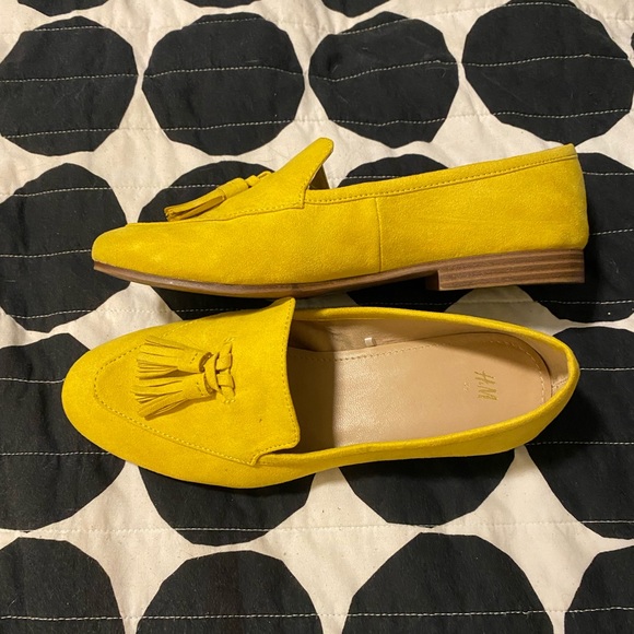 Gold faux suede tasseled loafers - Picture 5 of 6